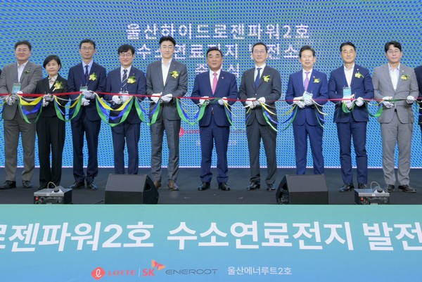 (왼쪽 두번째부터) 김소미 에어리퀴드코리아 부사장, 길호문·김용학 롯데SK에너루트 공동대표, 곽기섭 롯데케미칼 본부장, 김두겸 울산시장, 윤병석 SK가스 대표이사, 안효대 울산시 경제부시장이 친환경 수소연료전지 발전소인 ‘울산하이드로젠파워 2호’ 준공식에 참석해 테이프 커팅식을 진행하고 있다. 사진=롯데SK에너루트