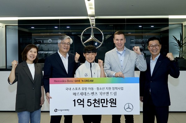 (왼쪽부터)메르세데스-벤츠 사회공헌위원회 이은정 위원, 아이들과미래재단 김효승 상임이사, 기브앤 드림 이윤호 대표 장학생, 메르세데스-벤츠 사회공헌위원회 마티아스 바이틀 의장, 이상국 위원.(사진=메르세데스-벤츠 사회공헌위원회)