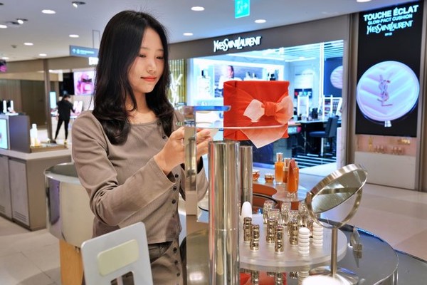 롯데백화점 본점 지하 1층 화장품 매장에서 고객이 상품을 구경하고 있다. 사진=롯데백화점