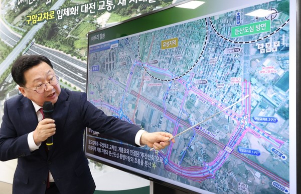 이장우 대전시장이 29일 시청 기자실에서 브리핑을 열고 다음 달부터 외삼~유성복합터미널 BRT 연결도로를 임시 개통한다고 설명하고 있다. 출처=대전시