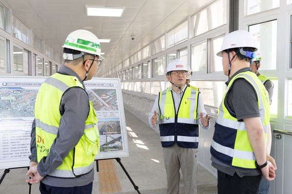 HDC현대산업개발은 26일 경상북도 영주시 도담–영천 복선전철 4공구 현장에서 정경구 대표이사 주재로 현장 안전보건 점검을 진행했다. (사진 왼쪽 두 번째 정경구 대표이사). 사진=HDC현대산업개발