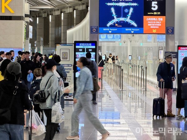 인천국제공항에서 승객들이 게이트에 입장 중이다. 사진=양정민 이코노믹리뷰 기자