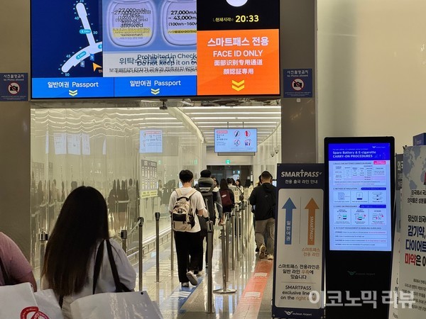 인천국제공항에서 승객들이 게이트에 입장 중이다. 사진=양정민 이코노믹리뷰 기자