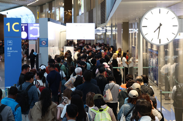 19일 인천국제공항 출국장에서 사람들이 출국을 기다리고 있다. 사진-연합뉴스