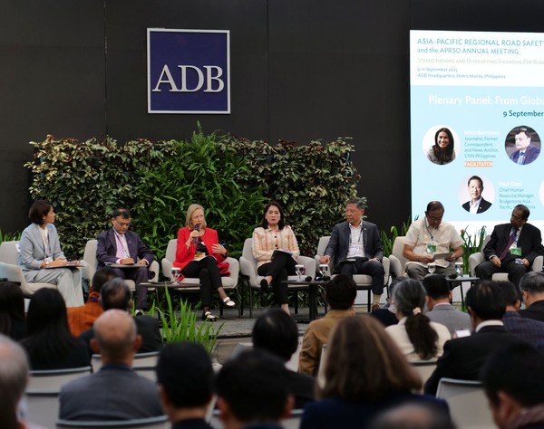 2025 아시아·태평양 도로안전 컨퍼런스 폴 추(오른쪽에서 세번째) CRO와 정부 기관, 개발은행, 민간 부문 관계자가 참가해 교통사고 사망자 감소를 위한 해법 및 재정 지원 방안을 논의했다. 사진=브리지스톤