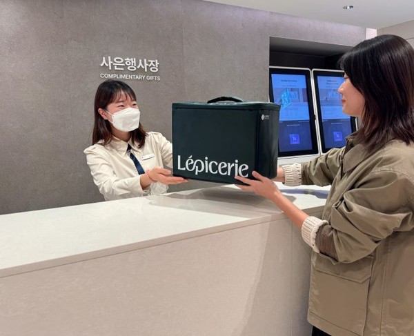 서울시 중구 소공동에 위치한 롯데백화점 본점 지하 1층 사은행사장에서 보랭 가방을 반납하는 모습. 사진=롯데백화점