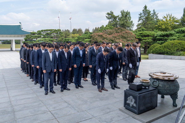 한화에어로스페이스와 한화시스템, 한화오션 임직원들이 29일 국립서울현충원에서 순국선열과 호국영령을 위해 참배하고 있다. 사진=한화