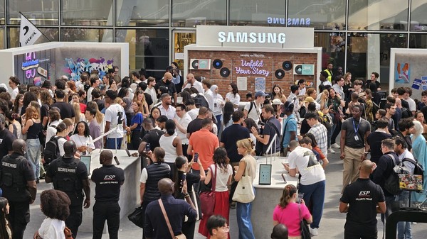 파리에서 전시된 '갤럭시 Z 폴드7·Z 플립7'을 살펴보는 방문객. 사진=삼성전자