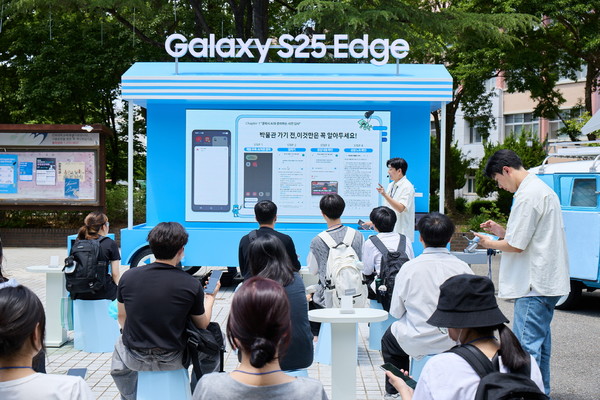 전주 덕진구 전북대학교에 오픈한 '갤럭시 캠퍼스 스튜디오'에서 방문객들이 갤럭시 AI 기능을 체험하는 모습. 사진=삼성전자