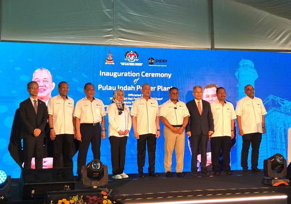 말레이시아 풀라우인다 발전소 준공식에 참석한 김동철 한국전력 사장(오른 쪽에서 세 번째). 사진=한국전력
