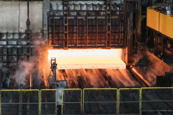 포스코 포항제철소 제1후판 공장에서 제품이 생산되는 모습. 사진=포스코