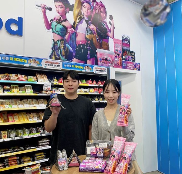 GS25 케데헌 특화점포에서 모델이 케데헌 간편식 5종을 선보이고 있다. 사진=GS리테일