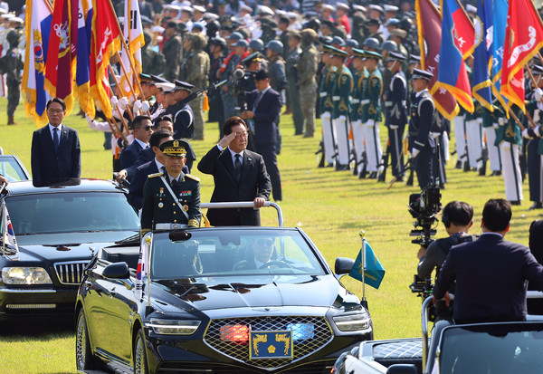 이재명 대통령이 건군 77주년 기념 국군의날 행사에서 부대 사열 중이다. 사진=연합뉴스