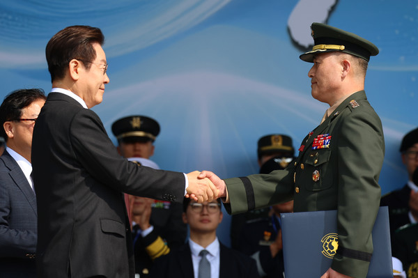 박정훈 해병 대령에게 훈장 수여하는 이재명 대통령. 사진=연합뉴스