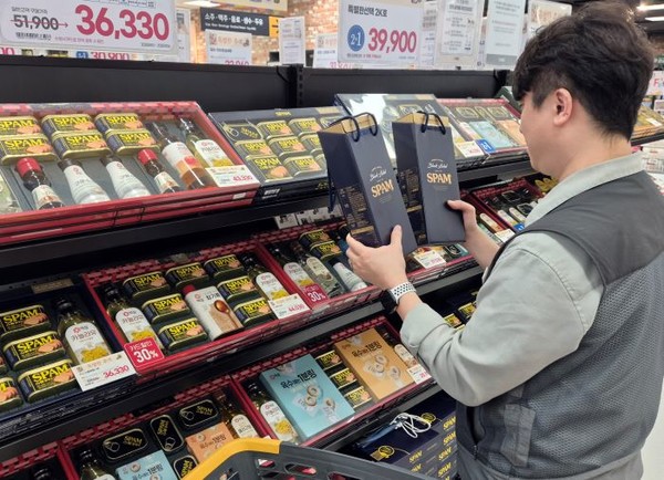 이마트에서 판매하는 핸드캐리형 스팸 타워 선물세트. 사진=이마트