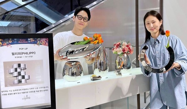 서울 갤러리아명품관에서 모델들이 독일 디자인 소품 브랜드 ‘필리피’ 팝업스토어를 소개하는 모습. 사진=한화갤러리아