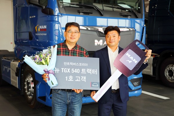 만트럭버스코리아가 연비 효율을 크게 향상시킨 ‘뉴 MAN TGX 540마력 트랙터’ 1호를 ES물류 임윤건 사장(왼쪽)에게 인도했다. 사진=만트럭버스코리아