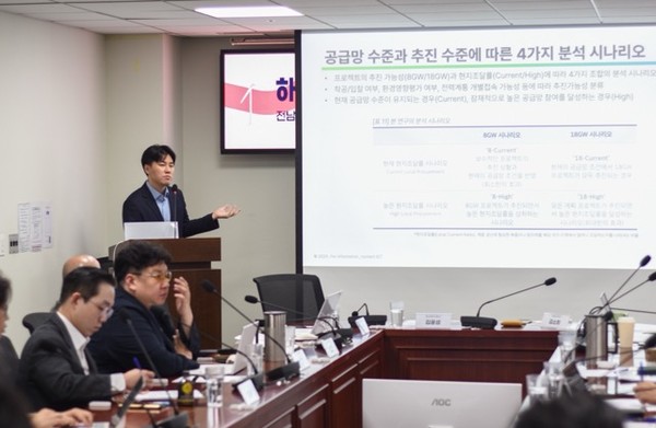 최기원 녹색전환연구소 경제전환팀장이 발제하고 있다. 사진=녹색전환연구소