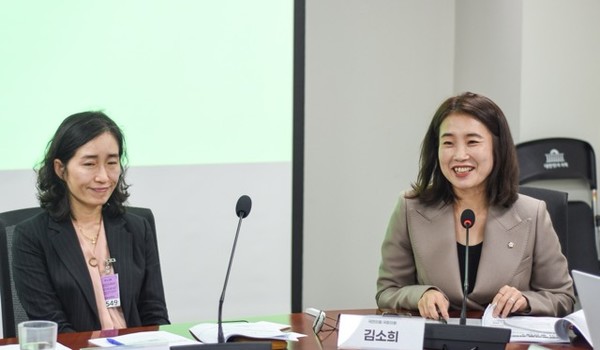 김소희 국민의힘 의원(오른쪽)이 축사를 하고 있다. 사진=녹색전환연구소