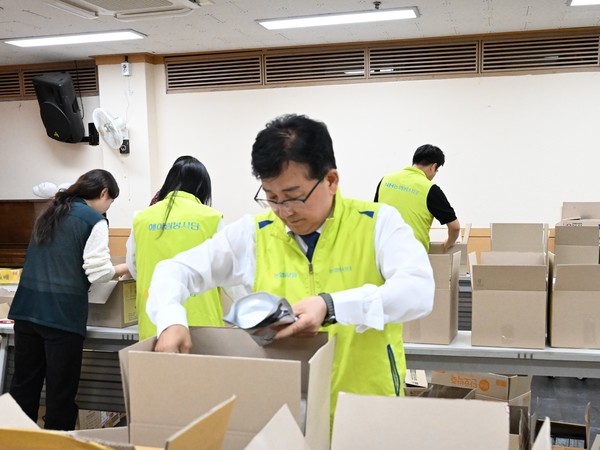 NH농협손해보험(대표이사 송춘수)은 지난달 29일 서울 서대문종합사회복지관(관장 정미령)을 찾아 취약계층을 위한 ‘추석맞이 사랑의 김치나눔 전달식’을 실시했다고 1일 밝혔다. 송춘수 대표이사가 명절음식 꾸러미를 포장하고 있다. 사진제공=NH농협생명