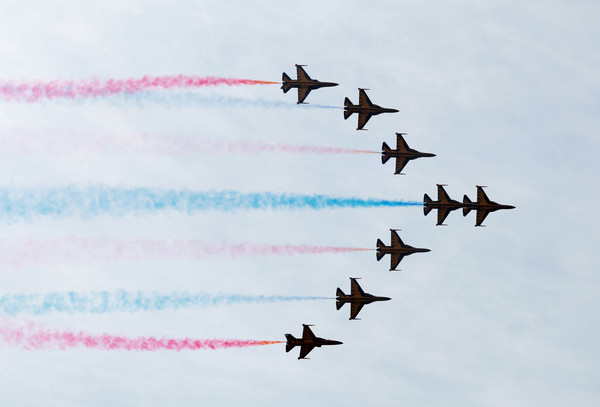 공군 특수비행팀 '블랙이글스'가 1일 충남 계룡대에서 열린 건군 77주년 국군의 날 기념행사에서 고난도 기동비행을 하고 있다. 사진=연합뉴스