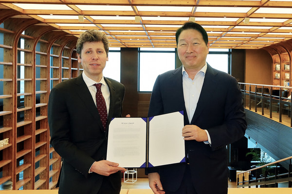 최태원 회장(오른쪽)과 샘 올트먼 오픈AI CEO(왼쪽) 등 양사 경영진들이 1일 서울 종로구 SK서린빌딩에서 메모리 공급 의향서(Memory Supply LOI)와 서남권 AI DC 협력에 관한 양해각서(MOU)를 체결했다. 사진=SK하이닉스