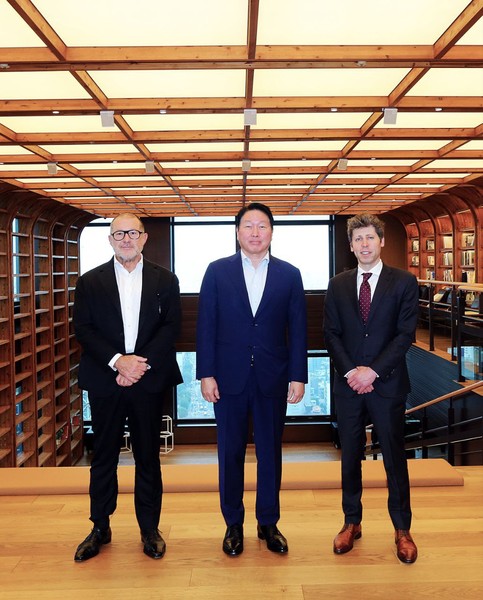 최태원 SK 그룹 회장(가운데)과 샘 올트먼 OpenAI CEO(오른쪽), 조나단 아이브 OpenAI 크리에이티브 헤드 (Creative Head) (왼쪽)가 1일 서울 종로구 SK서린빌딩에서 기념 촬영을 하고 있다. 사진=SK하이닉스