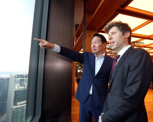 최태원 회장(오른쪽)과 샘 올트먼 OpenAI CEO(왼쪽)가 1일 서울 종로구 SK서린빌딩에서 창밖을 보며 환담을 하고 있다. 사진=SK수펙스