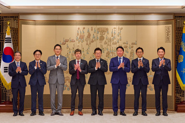 이재명 대통령이 1일 용산 대통령실에서 샘 올트먼 오픈AI CEO와의 접견에 앞서 참석자들과 기념촬영을 하고 있다. 왼쪽부터 김용범 정책실장, 김정관 산업부 장관, 이재용 삼성전자 회장, 샘 올트먼 오픈AI CEO, 이재명 대통령, 최태원 SK그룹 회장, 배경훈 과기부 장관, 강훈식 비서실장. 사진=대통령실