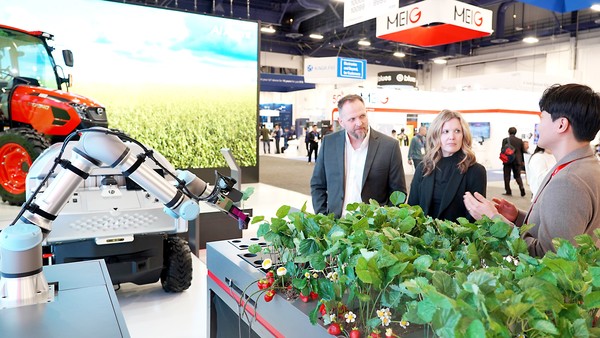 대동의 다기능 농업로봇 공개 및 관람객 대상 시연 모습. 사진=대동