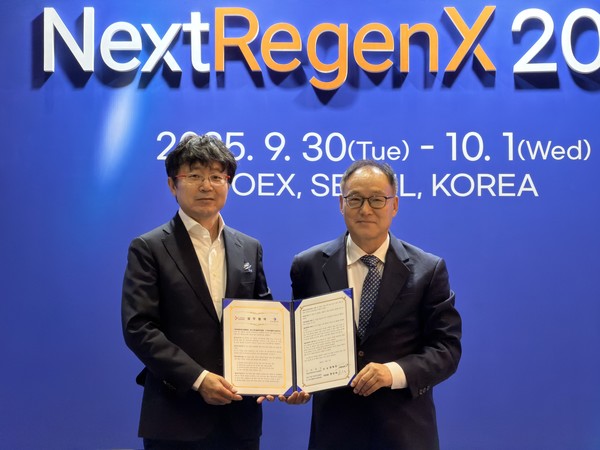 1일 서울 코엑스에서 열린 업무협약식에서 한인석 K-바이오랩허브사업추진단장(오른쪽)과 김덕상 첨단재생의료산업협회 이사장이 함께 기념촬영을 하고 있다. 출처=중소기업기술정보진흥원