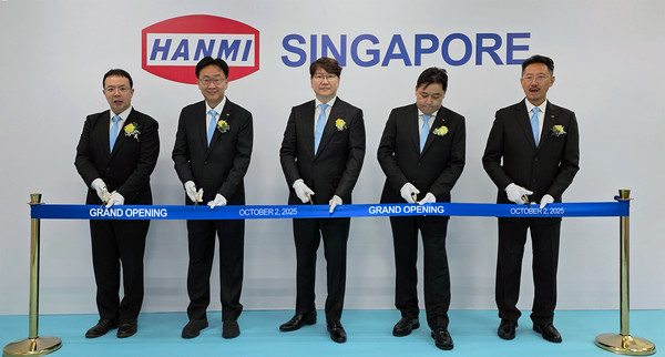 한미반도체 곽동신 회장과 임직원이 2일 한미싱가포르 오픈식에 참석했다. 사진= 한미반도체