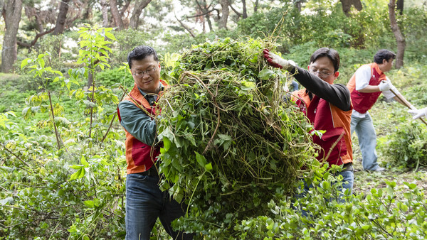 이호정 SK네트웍스 대표(왼쪽)를 비롯한 임직원들이 봉사활동을 진행 중이다. 사진=SK네트웍스