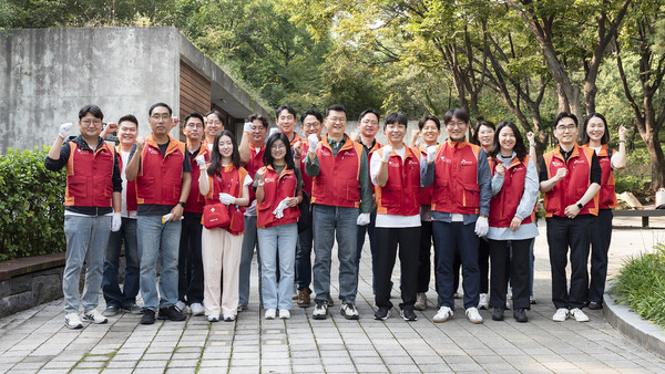 지난 1일 남산공원 소래풀군락지에서 유해식물 제거 활동을 펼친 이호정 SK네트웍스 대표이사와 구성원들. 사진=SK네트웍스