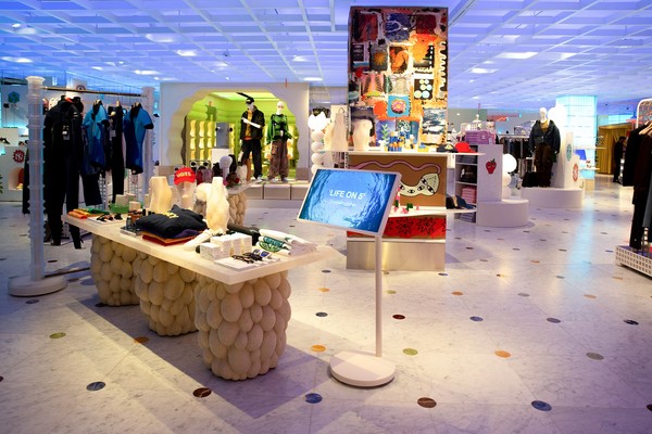 LG전자는 ‘LG 스탠바이미 2’를 미국 뉴욕의 명품 백화점 ‘쁘렝땅’에 특별 전시하며 라이프스타일 TV 시장 주도권을 강화하기 위한 글로벌 마케팅을 전개한다. 사진은 '예술의 순환성'을 주제로 진행되는 이번 전시에서 LG 스탠바이미 2가 쁘렝땅 백화점 곳곳에 설치돼, 참여 브랜드의 스토리를 담은 영상 콘텐츠를 선보이고 있는 모습. 사진=LG전자