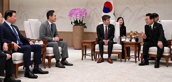 이재명 대통령이 1일 용산 대통령실에서 오픈AI 샘 올트먼 대표, 이재용 삼성전자 회장, 최태원 SK그룹 회장 등과 AI 협력 확대 방안에 관해 이야기를 나누고 있다. 사진=연합뉴스.