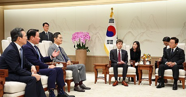 이재명 대통령이 올트먼, 이재용 삼성전자 회장, 최태원 SK그룹 회장과 만나고 있다. 사진=연합뉴스