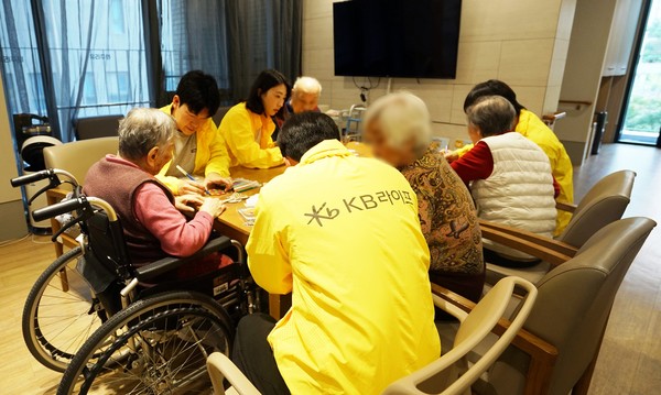 KB라이프 희망드림봉사단이 지난 9월 30일, KB골든라이프케어 ‘위례 빌리지’ 요양시설을 방문해 공예 만들기 봉사활동을 실시하고 있다. 사진제공=KB라이프