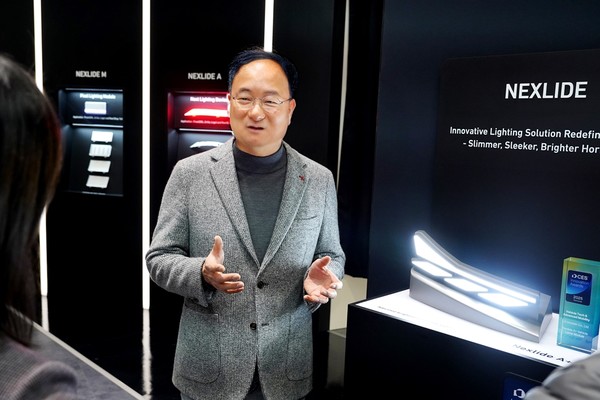 지난 8일(현지시간) LG이노텍 문혁수 대표가 전시부스에서 기자들의 질문에 답변하고 있다. 사진=LG이노텍