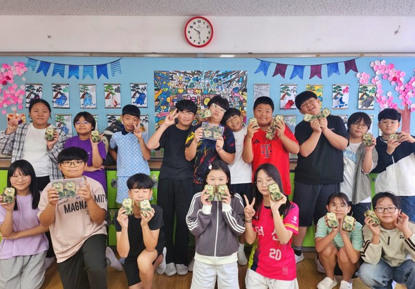 울산 덕신초 주니어 공학교실 특별수업에서 학생들이 직접 만든 무전기를 자랑 중이다. 사진=고려아연