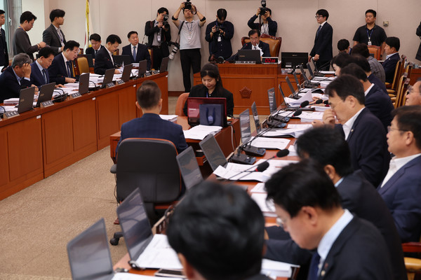 지난 9월 25일 서울 여의도 국회에서 열린 국토교통위원회 전체회의에서 맹성규 위원장이 의사봉을 두드리고 있다. 사진=연합뉴스