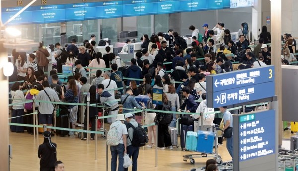 추석 연휴를 앞둔 2일 인천국제공항 제1여객터미널에서 여행객들이 탑승 수속을 위해 줄을 서고 있다. 사진=연합뉴스