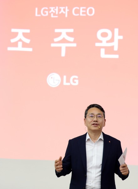 조주완 LG전자 CEO가 2일 부산대학교 기계관에서 재학생 300명에게 CEO 특강 중이다. 사진=LG전자
