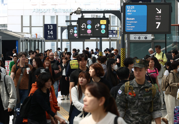 추석을 앞둔 2일 서울역에서 귀성길에 오른 시민들이 이동하고 있다. 사진=연합뉴스