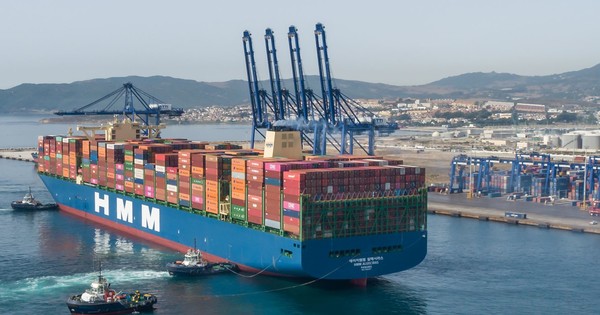 스페인 알헤시라스 터미널(TTIA)에 기항하는 2만4000 TEU급 컨테이너선 ‘HMM 알헤시라스호’. 사진=HMM