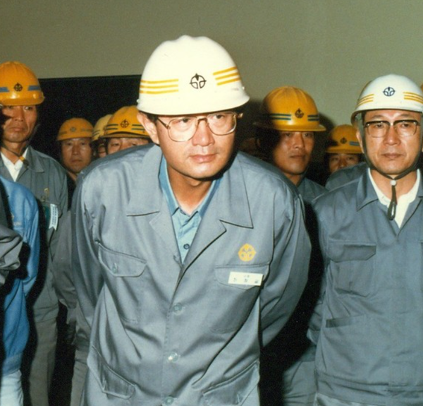 제련소 현장을 살펴보는 최창걸 명예회장. 사진=고려아연