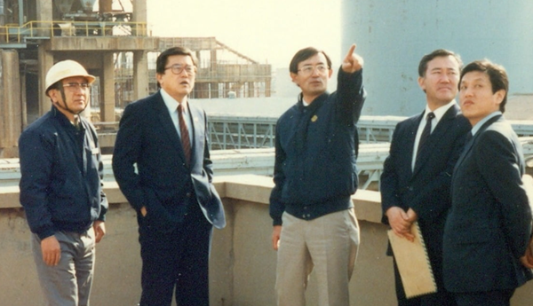 제철소 현장을 시찰하는 최창걸 명예회장 사진=고려아연