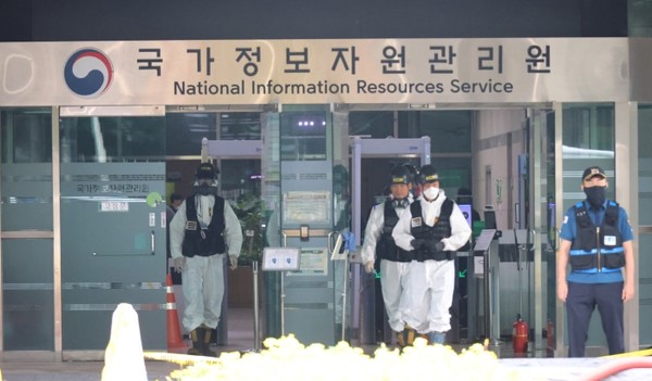 지난달 30일 오전 대전 유성구 국가정보자원관리원(국정자원) 화재 현장에서 감식 관계자들이 4일차 현장 감식을 준비하고 있다. 사진=연합뉴스