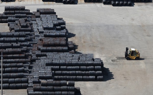 8월 경기도 평택항에 철강 제품이 쌓여 있다. 사진=연합뉴스