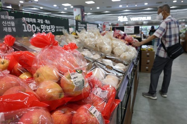 지난 15일 서울 시내 한 대형마트에 사과와 배가 진열돼 있다. 사진=연합뉴스